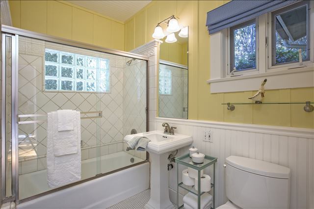 Building Photo - Coming Soon! La Canada Flintridge Contempo...