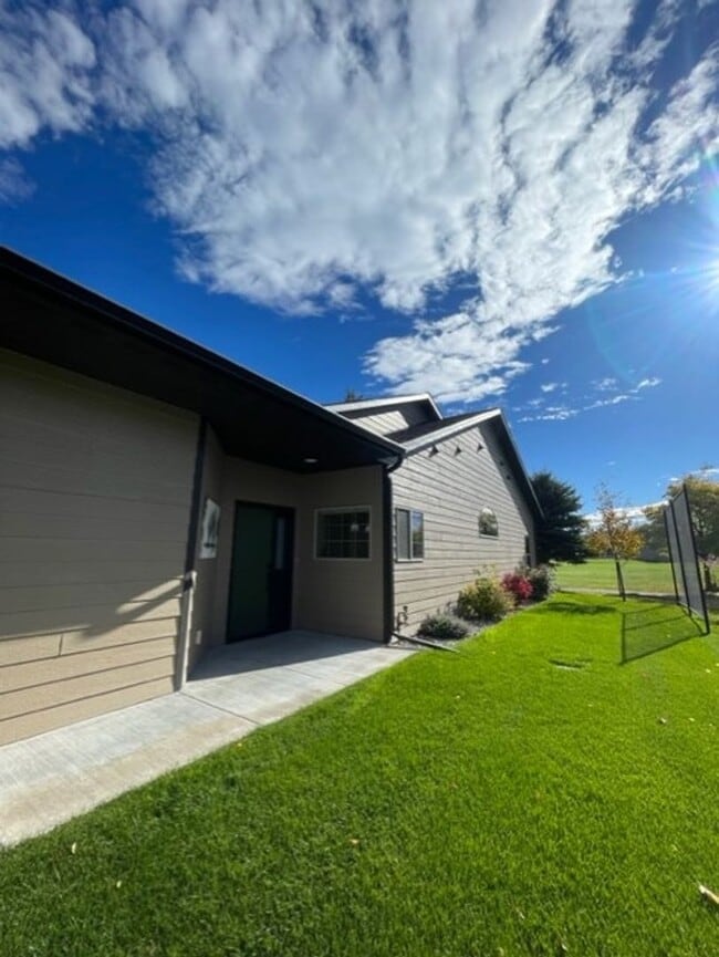 Building Photo - Golf Course Living on Village Greens - 2 Bedroom/2 Bath