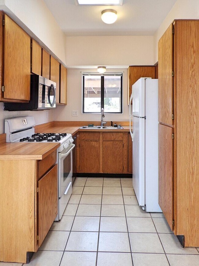 Building Photo - 4135 Calle Barona