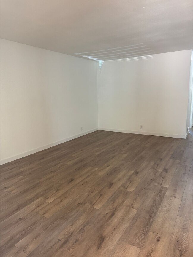Building Photo - Newly renovated Cottage in Shasta Lake City!
