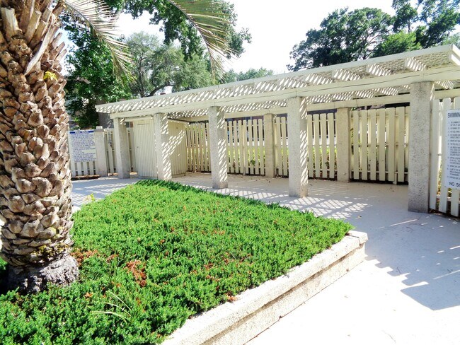 Building Photo - Largest Unit in Oglethorpe Place, 3bd/2.5ba 1700+ sqft, fireplace, and community pool and tennis!