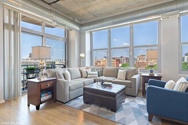 Building Photo - 933 W Van Buren St