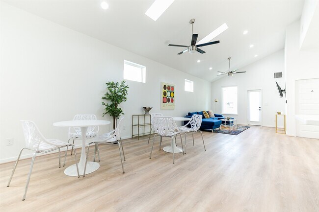 Building Photo - 4303 Chester St