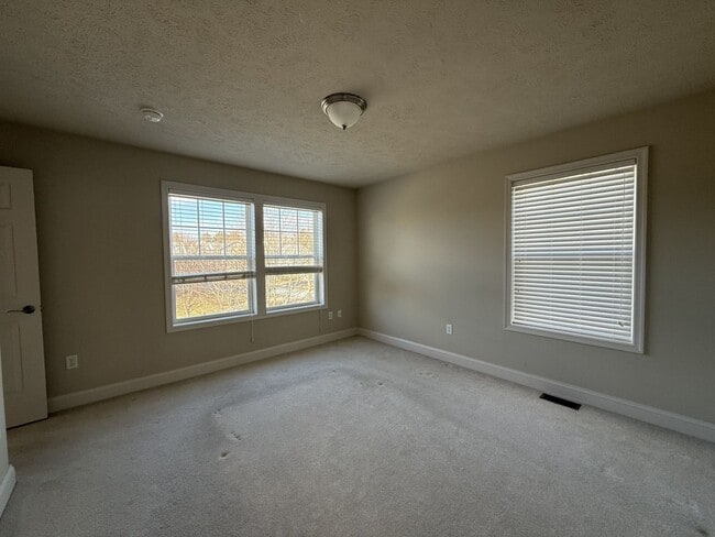 Building Photo - Three Bedroom Collegiate Station Home