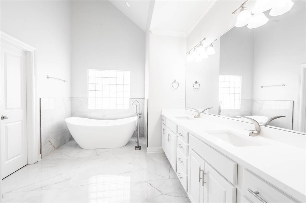 Pamper Yourself In Your Spa Like Bath - 643 Hartman St