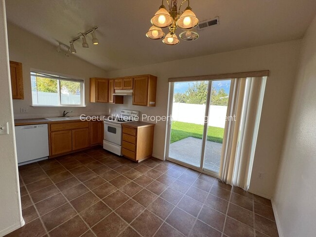 Building Photo - 3 bed, 2 bath house in fantastic location!