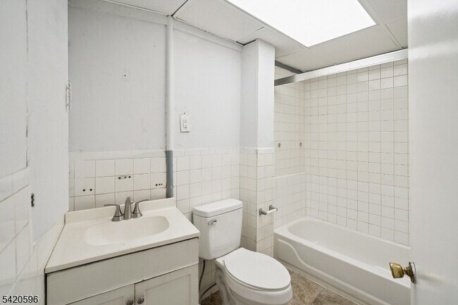 Building Photo - 904 2nd Ave