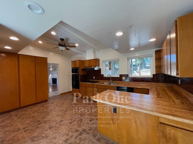 Building Photo - Spacious Home In Lafayette Hills