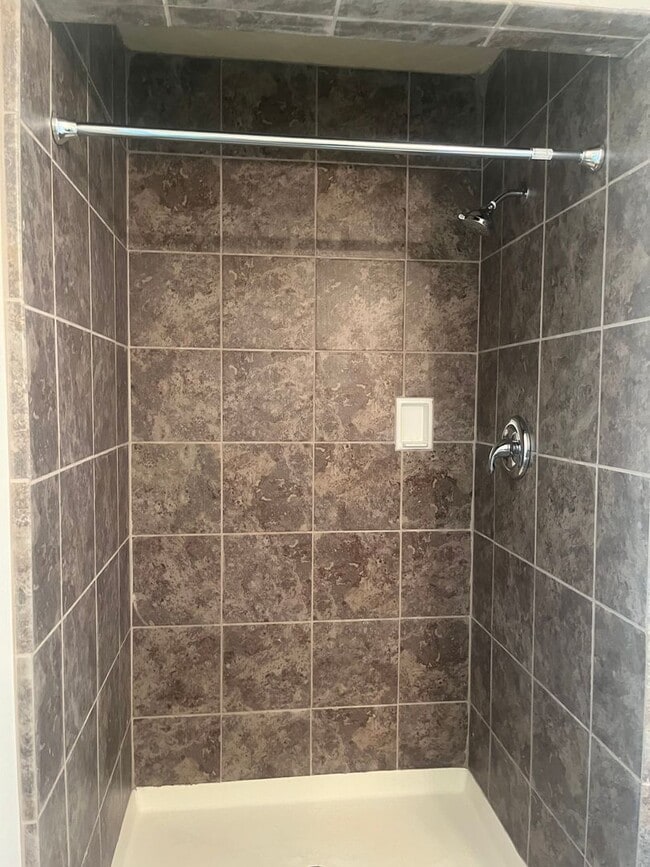 Building Photo - 3 Bedroom 2 and  1/2 Bath Townhome