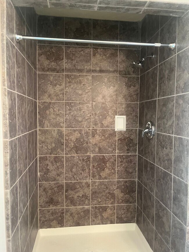 Building Photo - Large Three bedroom & 2 1/2 bath unit for rent for August move in!!