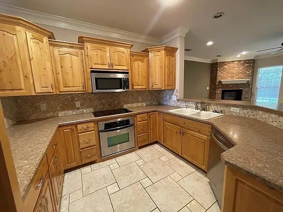 Building Photo - Comfy 3 bd/2 bth home in quiet neighborhood. Walk to the grocery store. 10 minutes to downtown. A...