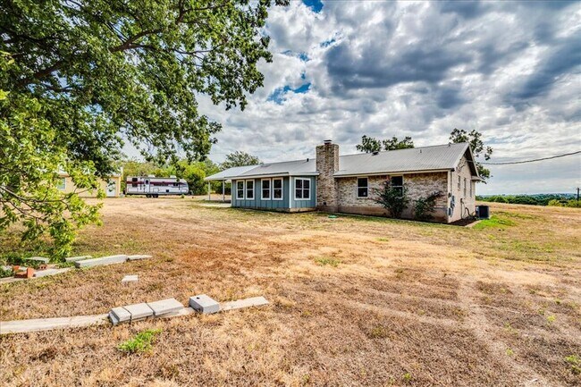 Building Photo - 1102 N Austin Ave