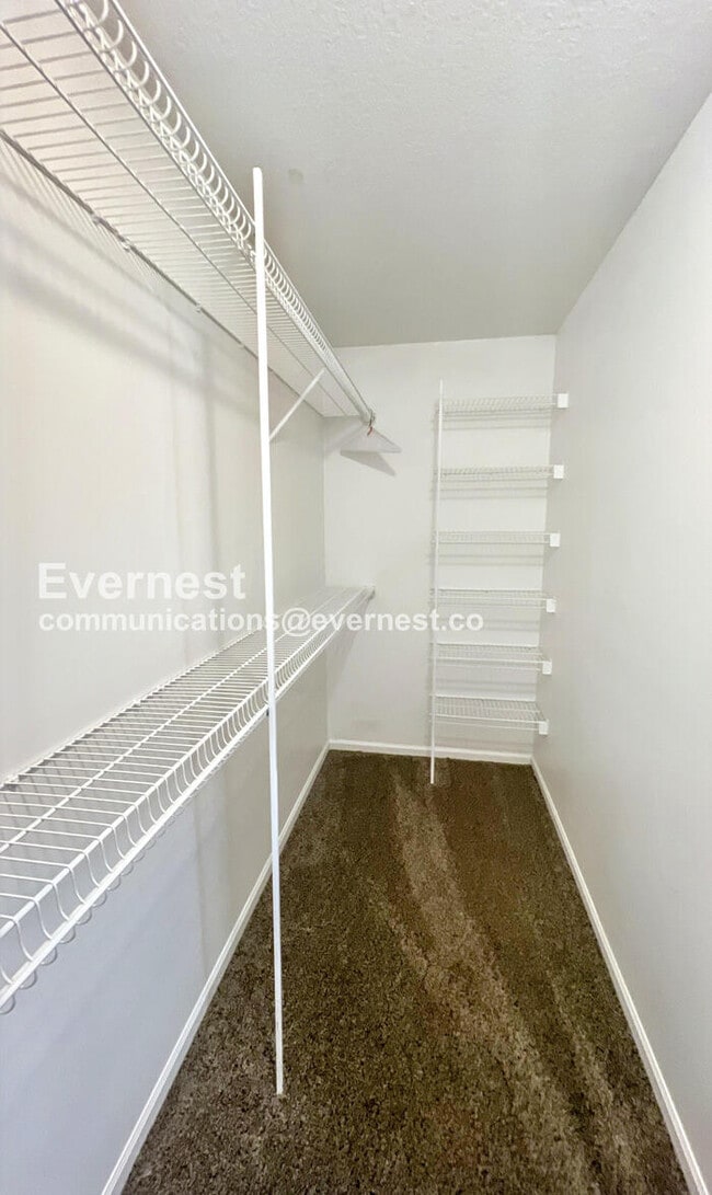 Building Photo - 928 SE 12 Terrace