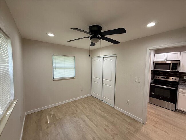 Building Photo - 10022 N Lantana Ave