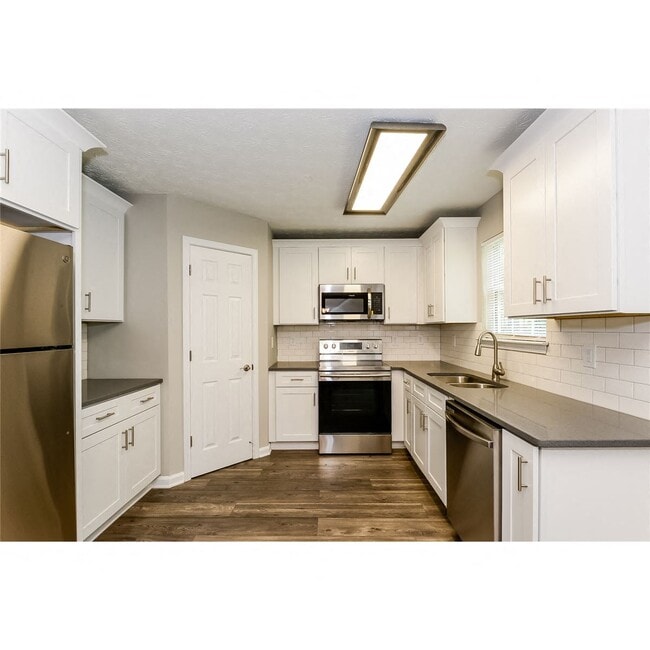 Building Photo - 4247 Chestnut Lake Ave