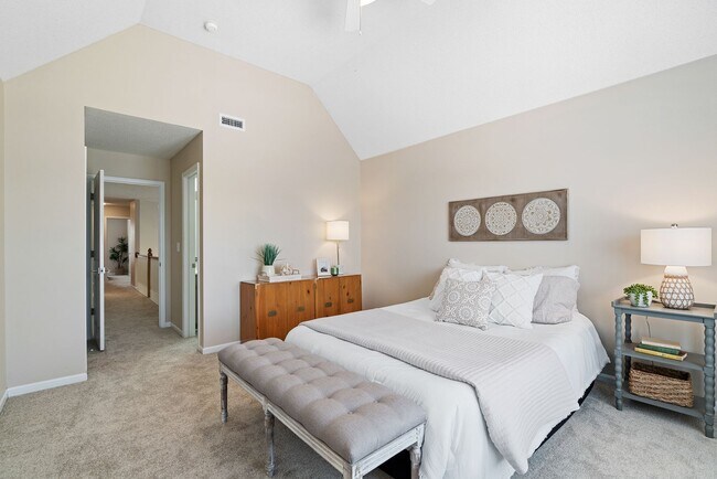 Building Photo - {13862} Spacious townhome in Prime Location + Maintenance Provided Community + Neighborhood Pool ...