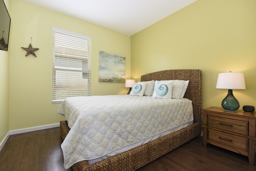 Building Photo - 8167 Fan Palm Way