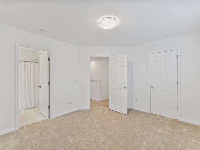 Building Photo - Spacious Townhome!