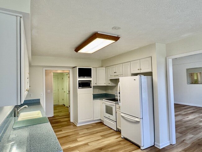 Building Photo - 201 Seminole Cir