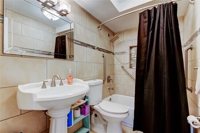 Building Photo - 3041 Huntington Rd