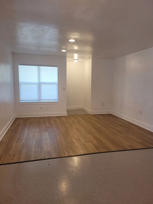 Building Photo - Spacious 1bd, semi-detached apartment for rent in the desirable Jefferson West Side neighborhood....