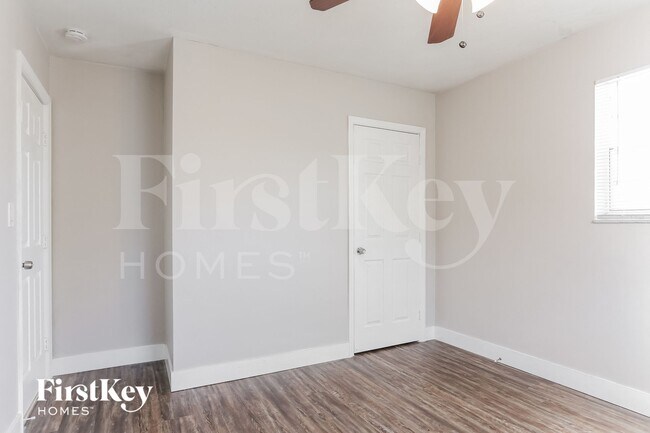 Building Photo - 6812 SW 22nd Ct