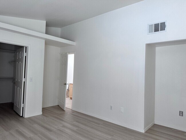 Building Photo - Private Upstairs Retreat in Desirable Gated Community