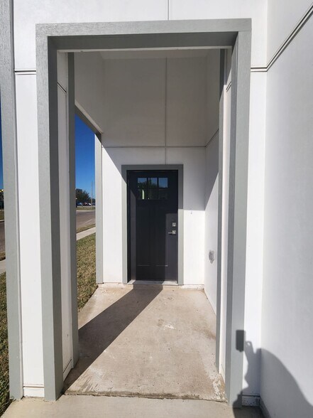 Building Photo - 2716 Kerria Ave