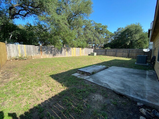 Building Photo - 8027 Ashwood Pointe