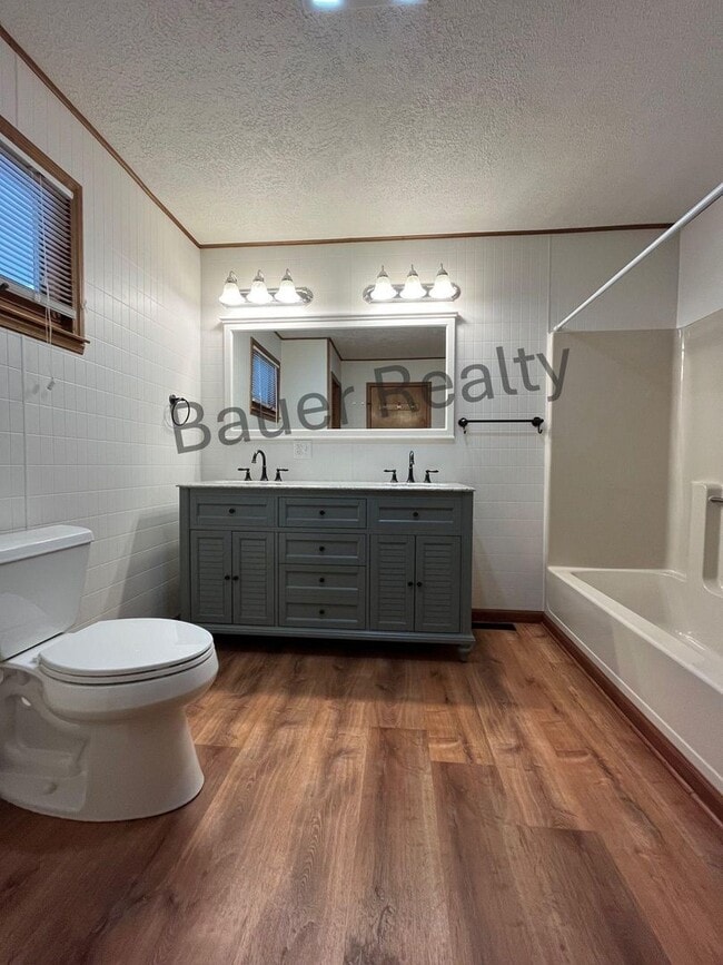 Building Photo - Beautiful 4 Bedroom on Ashland's South Side