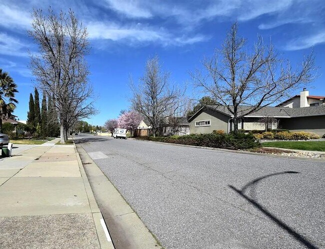 Building Photo - 4407 Jonquil Dr