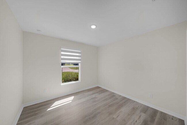 Building Photo - 1820 NE 7th Pl
