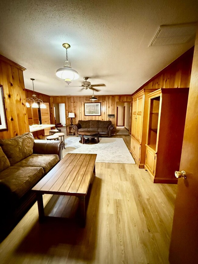 Building Photo - SHORT TERM AVAILABLE [Shandon]