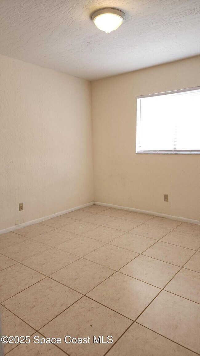 Building Photo - 1708 University Ln