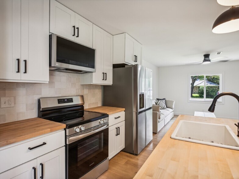 Building Photo - 310 Lilac Dr