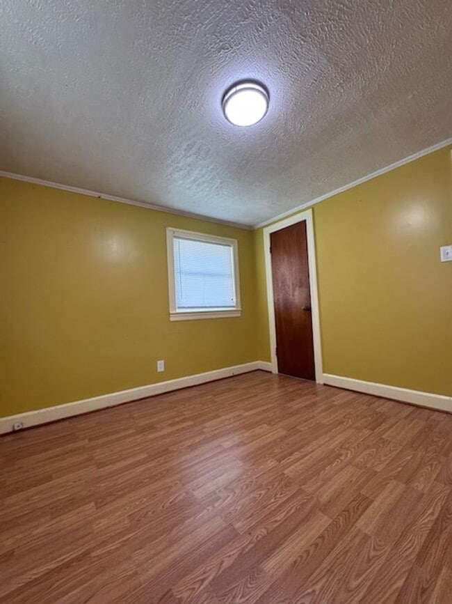 Building Photo - 301 Woodview Dr