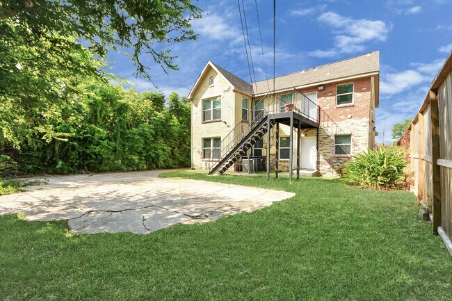 Building Photo - 2817 Truxillo St
