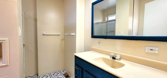 Building Photo - Spacious & Charming 2-Bed/2-Bath Home – Wa...