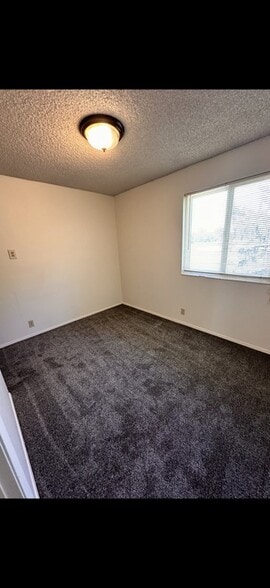 Building Photo - 615 E Carmel Dr
