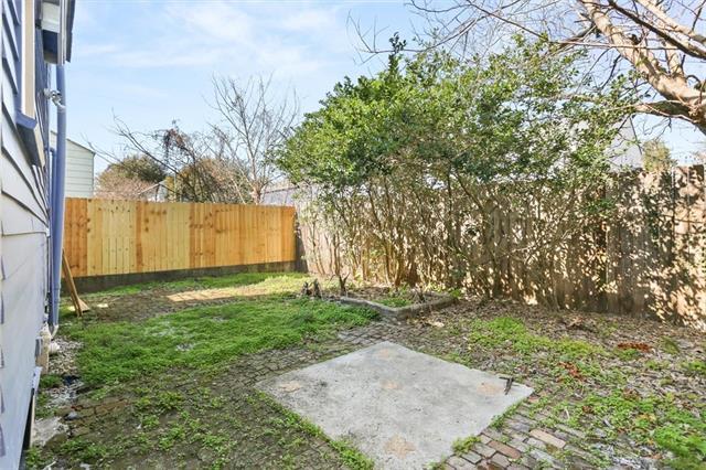 Building Photo - 2423 Annunciation St