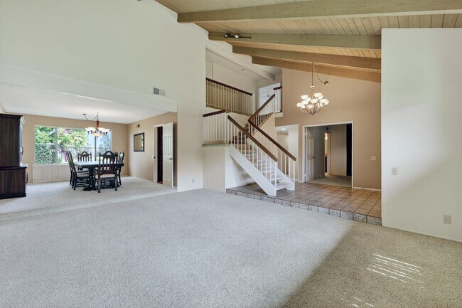 Building Photo - 5BR; 3BA Pool Home with Stunning Views in ...