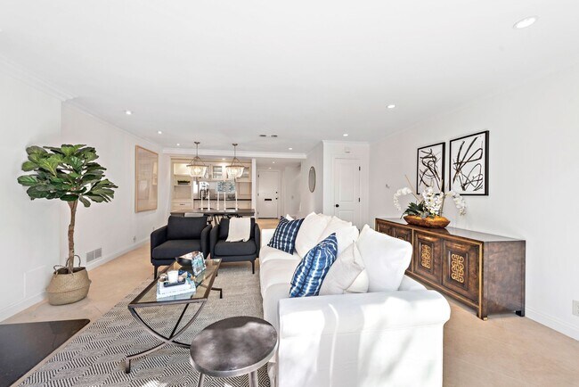 Building Photo - Newport Beach Townhome