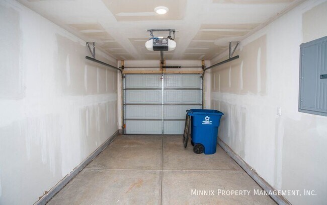 Building Photo - 407 E 21st St