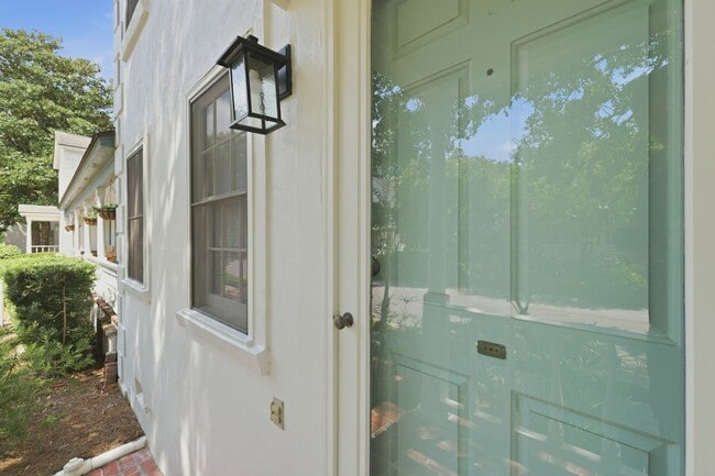 Building Photo - Charming Mount Pleasant Townhouse