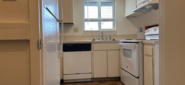Building Photo - (905) Draper Arms Apartments - 2 Bedroom / 1 Bath