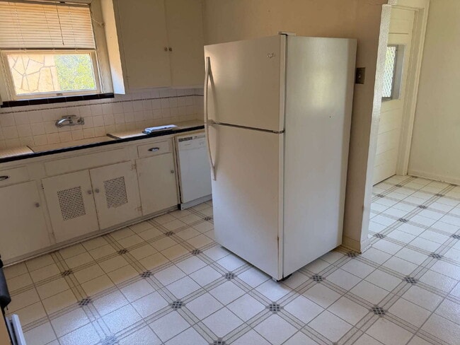 Building Photo - Beautiful two bedroom/1 bathroom with Original Details