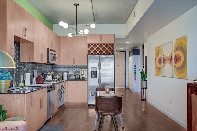 Building Photo - 353 E Bonneville Ave