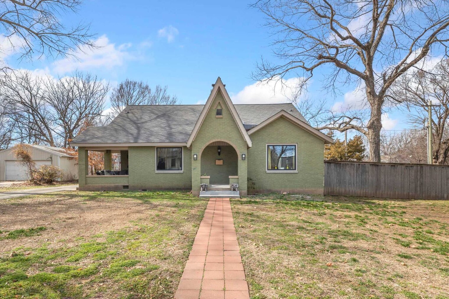 Building Photo - 302 S Shiloh St