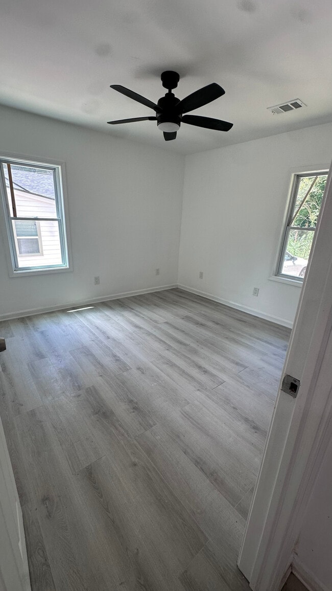 Large Master - 2221 Jernigan Dr SE