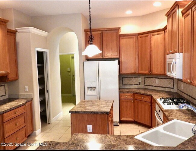 Building Photo - 416 Southampton Dr